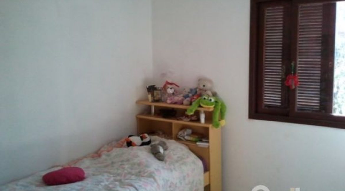 Casa à venda com 220m², 5 dormitórios, 1 suíte, 1 vaga, no bairro Vila Nova em Porto Alegre