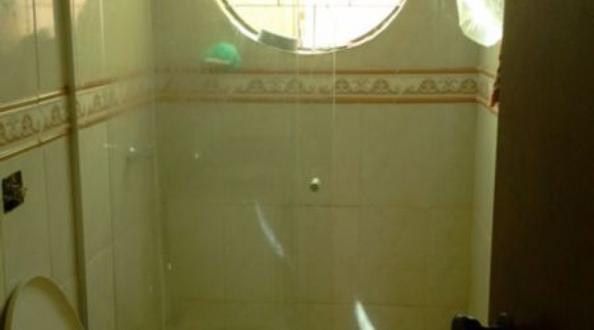 Casa à venda com 220m², 5 dormitórios, 1 suíte, 1 vaga, no bairro Vila Nova em Porto Alegre