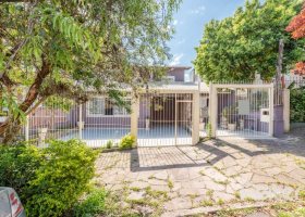 Casa à venda com 300m², 4 dormitórios, 4 suítes, 4 vagas, no bairro Vila Assunção em Porto Alegre