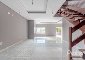 Casa à venda com 300m², 4 dormitórios, 4 suítes, 4 vagas, no bairro Vila Assunção em Porto Alegre