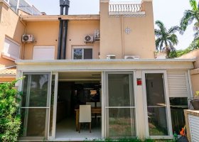 Casa em Condomínio à venda com 206m², 3 dormitórios, 1 suíte, 2 vagas, no bairro Pedra Redonda em PORTO ALEGRE
