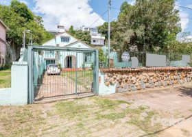 Casa à venda com 200m², 3 dormitórios, 2 vagas, no bairro Vila Assunção em Porto Alegre