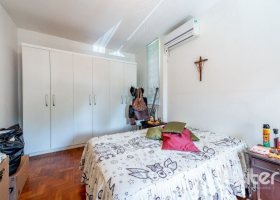Casa à venda com 200m², 3 dormitórios, 2 vagas, no bairro Vila Assunção em Porto Alegre