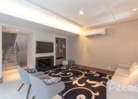 Casa em Condomínio à venda com 307m², 3 dormitórios, 1 suíte, 4 vagas, no bairro Cristal em Porto Alegre