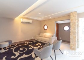 Casa em Condomínio à venda com 307m², 3 dormitórios, 1 suíte, 4 vagas, no bairro Cristal em Porto Alegre