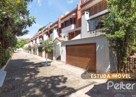 Casa em Condomínio à venda com 307m², 3 dormitórios, 1 suíte, 4 vagas, no bairro Cristal em Porto Alegre