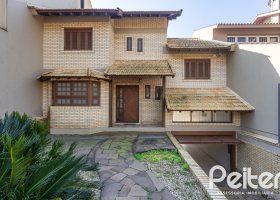 Casa à venda com 298m², 4 dormitórios, 1 suíte, 4 vagas, no bairro Ipanema / Imperial Parque em Porto Alegre