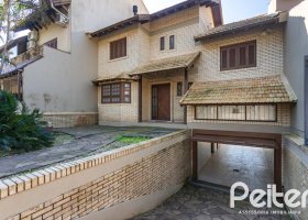 Casa à venda com 298m², 4 dormitórios, 1 suíte, 4 vagas, no bairro Ipanema / Imperial Parque em Porto Alegre