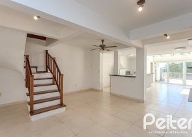 Casa à venda com 298m², 4 dormitórios, 1 suíte, 4 vagas, no bairro Ipanema / Imperial Parque em Porto Alegre