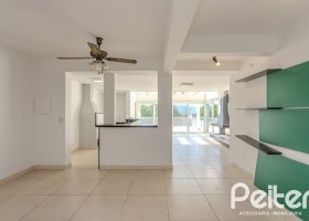 Casa à venda com 298m², 4 dormitórios, 1 suíte, 4 vagas, no bairro Ipanema / Imperial Parque em Porto Alegre