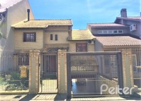 Casa à venda com 298m², 4 dormitórios, 1 suíte, 4 vagas, no bairro Ipanema / Imperial Parque em Porto Alegre