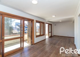 Casa à venda com 240m², 3 dormitórios, 1 suíte, 4 vagas, no bairro Vila Conceição em Porto Alegre