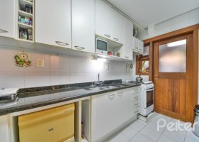 Casa em Condomínio à venda com 245m², 3 dormitórios, 1 suíte, 3 vagas, no bairro Vila Assunção em Porto Alegre