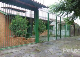Casa à venda com 354m², 3 dormitórios, 2 suítes, 4 vagas, no bairro Ipanema em Porto Alegre