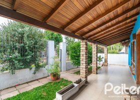Casa à venda com 160m², 3 dormitórios, 1 suíte, 4 vagas, no bairro Ipanema / Imperial Parque em Porto Alegre