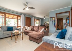 Casa à venda com 160m², 3 dormitórios, 1 suíte, 4 vagas, no bairro Ipanema / Imperial Parque em Porto Alegre