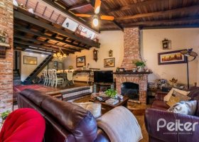 Casa à venda com 200m², 2 dormitórios, 2 suítes, 3 vagas, no bairro Vila Assunção em Porto Alegre