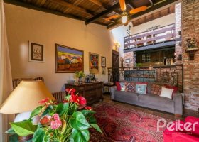 Casa à venda com 200m², 2 dormitórios, 2 suítes, 3 vagas, no bairro Vila Assunção em Porto Alegre
