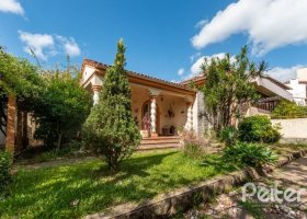 Casa à venda com 234m², 3 dormitórios, 1 suíte, 3 vagas, no bairro Vila Assunção em Porto Alegre