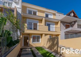 Casa à venda com 133m², 3 dormitórios, 3 suítes, 2 vagas, no bairro Guarujá em Porto Alegre