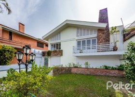 Casa à venda com 174m², 3 dormitórios, 1 suíte, 2 vagas, no bairro Vila Assunção em Porto Alegre