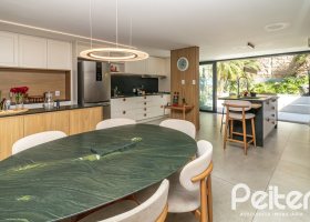 Casa à venda com 208m², 3 dormitórios, 3 suítes, 2 vagas, no bairro Vila Conceição em Porto Alegre