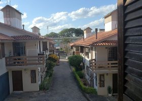 Casa em Condomínio à venda com 143m², 3 dormitórios, 1 suíte, 2 vagas, no bairro Tristeza em Porto Alegre