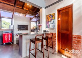 Casa em Condomínio à venda com 359m², 3 dormitórios, 1 suíte, 4 vagas, no bairro Cristal em Porto Alegre