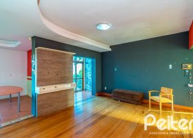 Casa à venda com 380m², 4 dormitórios, 2 suítes, 3 vagas, no bairro Vila Assunção em Porto Alegre