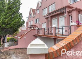 Casa em Condomínio à venda com 210m², 4 dormitórios, 2 suítes, 2 vagas, no bairro Vila Assunção em Porto Alegre