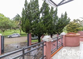 Casa em Condomínio à venda com 210m², 4 dormitórios, 2 suítes, 2 vagas, no bairro Vila Assunção em Porto Alegre