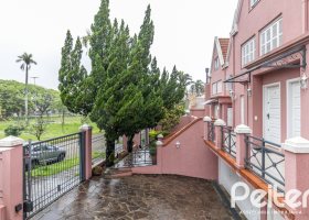 Casa em Condomínio à venda com 210m², 4 dormitórios, 2 suítes, 2 vagas, no bairro Vila Assunção em Porto Alegre