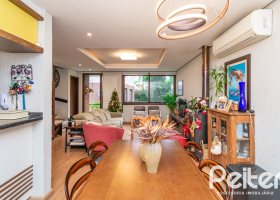 Casa em Condomínio à venda com 226m², 3 dormitórios, 2 suítes, 2 vagas, no bairro Vila Assunção em Porto Alegre