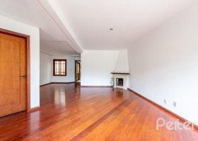Casa à venda com 350m², 3 dormitórios, 1 suíte, 3 vagas, no bairro Vila Assunção em Porto Alegre