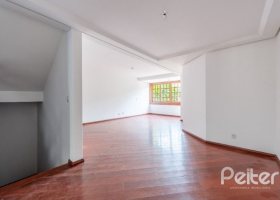 Casa à venda com 350m², 3 dormitórios, 1 suíte, 3 vagas, no bairro Vila Assunção em Porto Alegre
