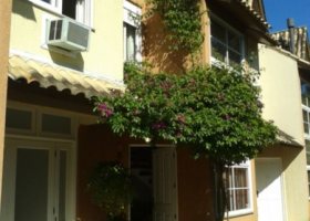 Casa em Condomínio à venda com 131m², 2 dormitórios, 1 suíte, 2 vagas, no bairro Tristeza em Porto Alegre