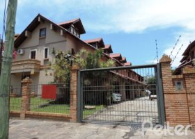 Casa em Condomínio à venda com 194m², 3 dormitórios, 1 suíte, 2 vagas, no bairro Vila Assunção em Porto Alegre