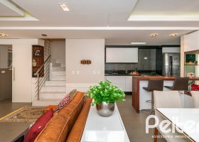 Casa em Condomínio à venda com 219m², 3 dormitórios, 3 suítes, 2 vagas, no bairro Vila Assunção em Porto Alegre
