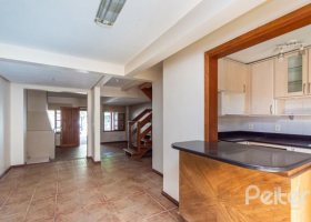Casa à venda com 178m², 3 dormitórios, 1 suíte, 2 vagas, no bairro Jardim Isabel em Porto Alegre