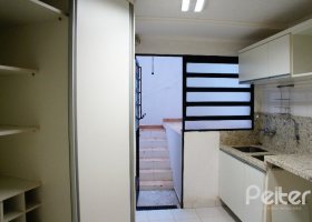 Casa em Condomínio à venda com 292m², 4 dormitórios, 2 suítes, 3 vagas, no bairro Vila Assunção em Porto Alegre