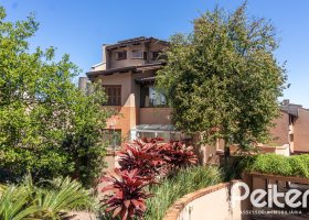 Casa em Condomínio à venda com 292m², 4 dormitórios, 2 suítes, 3 vagas, no bairro Vila Assunção em Porto Alegre