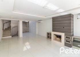Casa em Condomínio à venda com 292m², 4 dormitórios, 2 suítes, 3 vagas, no bairro Vila Assunção em Porto Alegre