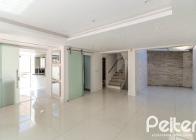 Casa em Condomínio à venda com 292m², 4 dormitórios, 2 suítes, 3 vagas, no bairro Vila Assunção em Porto Alegre