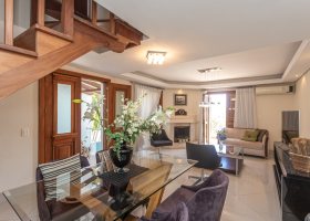 Casa à venda com 154m², 3 dormitórios, 1 suíte, 3 vagas, no bairro Ipanema / Altos Do Ipê em Porto Alegre
