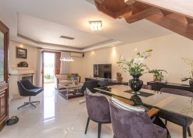 Casa à venda com 154m², 3 dormitórios, 1 suíte, 3 vagas, no bairro Ipanema / Altos Do Ipê em Porto Alegre