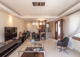 Casa à venda com 154m², 3 dormitórios, 1 suíte, 3 vagas, no bairro Ipanema / Altos Do Ipê em Porto Alegre