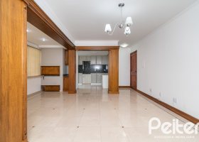 Apartamento à venda com 81m², 2 dormitórios, 1 suíte, 2 vagas, no bairro Vila Assunção em Porto Alegre