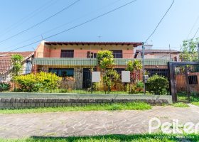 Casa à venda com 274m², 3 dormitórios, 2 suítes, 4 vagas, no bairro Vila Assunção em Porto Alegre