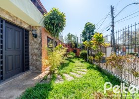Casa à venda com 274m², 3 dormitórios, 2 suítes, 4 vagas, no bairro Vila Assunção em Porto Alegre