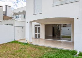 Casa em Condomínio à venda com 190m², 3 dormitórios, 1 suíte, 2 vagas, no bairro Vila Nova em PORTO ALEGRE